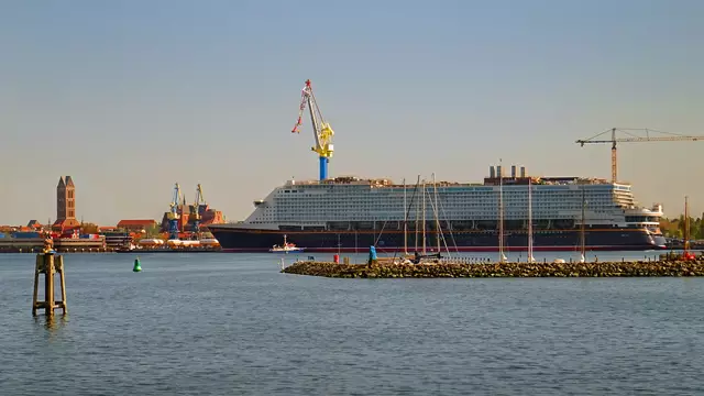 Die „Disney Adventure“ liegt für die nächsten Monate unmittelbar vor der Werft am Ausrüstungskai. Das Schiff ist 342 m lang, 45,4 m breit, 70,67 m hoch. Foto: Helmut Kuzina