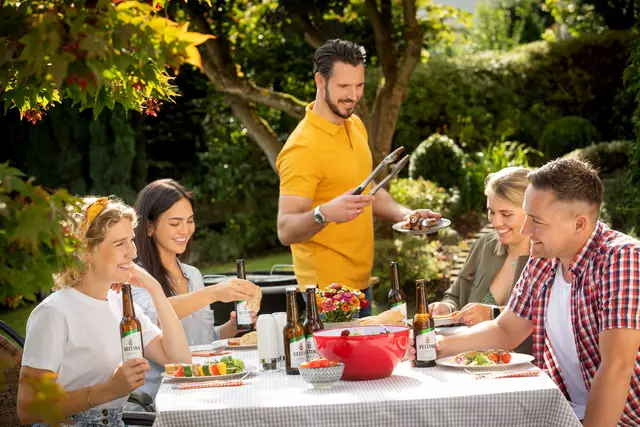 Der Schlüssel zu einem gelungenen Grillevent liegt nicht zuletzt in der richtigen Vorbereitung.
 | Foto: Foto: djd-k/Brauerei C. &amp; A. Veltins