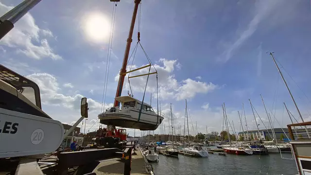 Einkranen am Westhafen. Foto: Helmut Kuzina