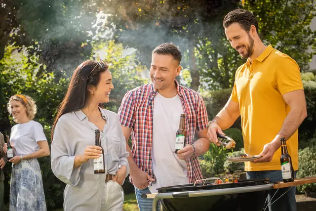 Die wie immer viel zu kurze Grillsaison muss intensiv genutzt werden. Mit den richtigen Tipps wird jede Grilleinladung zum Erfolg.
 | Foto: Foto: djd-k/Brauerei C. &amp; A. Veltins