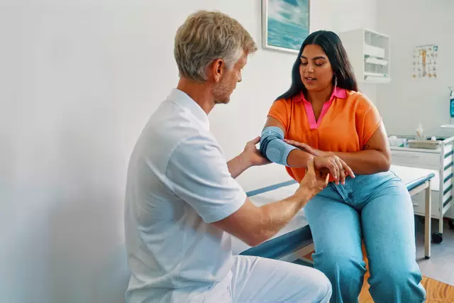 Auch diese Behandlung wird in der elektronischen Patientenakte gespeichert. Die Sicherheit der erfassten Daten hat in der ePA höchste Priorität und wird mit modernsten Mitteln gewährleistet.
 | Foto: Foto: djd-k/gematik