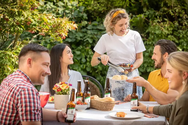 Am Grill muss längst nicht mehr ein Mann stehen - auch Frauen haben großen Spaß an der feurigen Zubereitung von Speisen. Wichtig für alle Grillmeisterinnen und Grillmeister ist die richtige Vorbereitung und das passende Zubehör.
 | Foto: Foto: djd-k/Brauerei C. &amp; A. Veltins