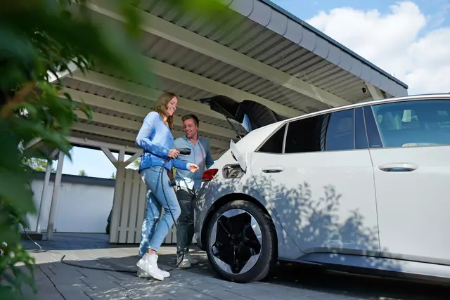 Das E-Auto dann laden, wenn Strom besonders günstig ist: Flexible Konzepte helfen dabei, Geld zu sparen, und unterstützen gleichzeitig die Energiewende.
 | Foto: Foto: djd-k/E.ON/Malte Braun