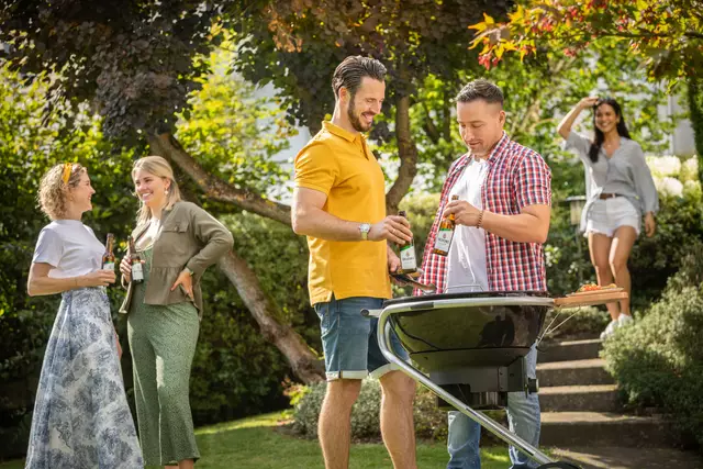 Grillpartys gehören zu den schönsten und beliebtesten sommerlichen Freizeitaktivitäten in Deutschland.
 | Foto: Foto: djd-k/Brauerei C. &amp; A. Veltins
