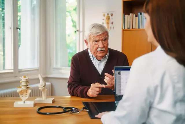 Alle Infos in einer digitalen Akte: Begeben sich Versicherte künftig in ärztliche Behandlung, kann die behandelnde Person in der ePA nachschauen: Gibt es Vorerkrankungen? Welche Untersuchungen oder Therapien wurden bereits durchgeführt? Werden regelmäßig Medikamente eingenommen? Die Daten in der ePA werden nach modernsten Sicherheitsstandards geschützt.
 | Foto: Foto: djd-k/gematik