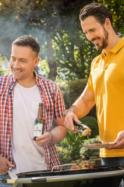 Gemeinsames Grillen stärkt Freundschaften. Besonders entspannt ist die Atmosphäre dann, wenn der Grillmeister dank guter Vorbereitung einen stressfreien Abend hat.
 | Foto: Foto: djd-k/Brauerei C. &amp; A. Veltins