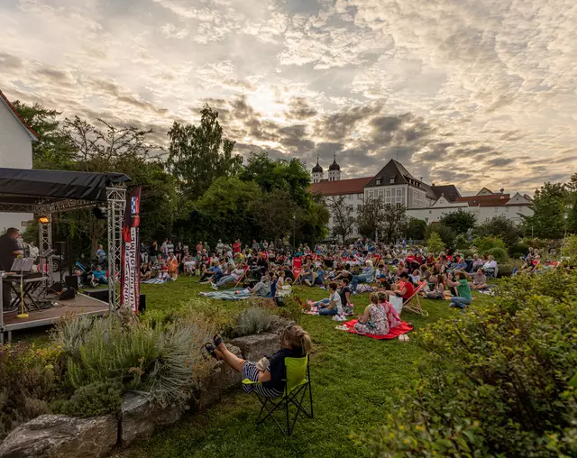 Im Hofgarten dürfen sich Besucher auf Liegestühle, Picknickdecken und Musik in traumhaftem Ambiente freuen.  | Foto: Philipp Röger für die Stadt Günzburg