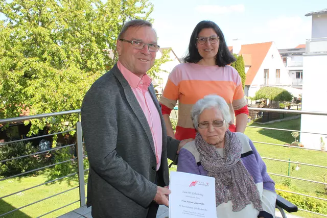 Gratulantenrunde beim 90. Geburtstag von Helene Giagounidis (Bildmitte sitzend) mit Tochter Elektra Stigloher (rechts) und Bürgermeister Rudi Helfert (links). | Foto: Peter Heider