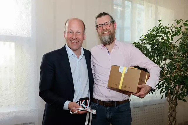 Landrat Martin Sailer (links) bedankte sich bei Josef Falch für die jahrelange gute Zusammenarbeit. | Foto: Annemarie Scirtuicchio