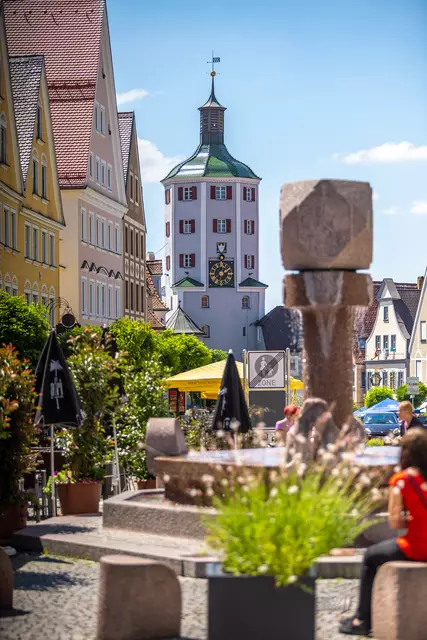 Der Günzburger Marktplatz verwandelt sich im Sommer in das längste Straßencafé Schwabens.  | Foto: Philipp Röger für die Stadt Günzburg
