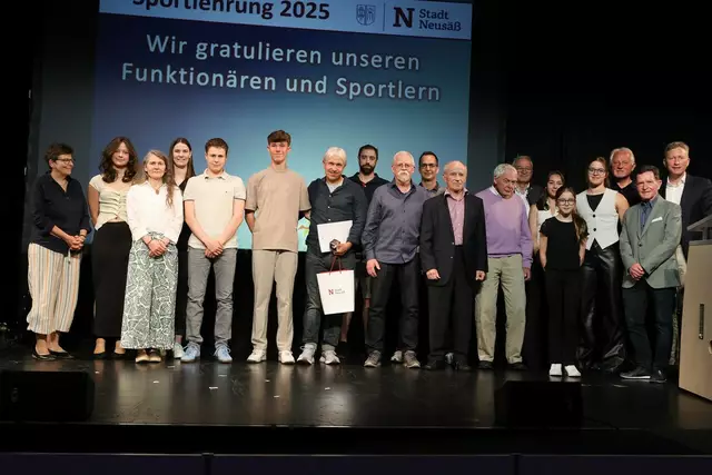 Die Geehrten werden von 3. Bürgermeisterin Susanne Höhnle (l.) und 1. Bürgermeister Richard Greiner eingerahmt (r.). Das Ehepaar Heuchler fehlt auf dem Foto.

 | Foto: TRENDYone/Christoph Bruder – Bruder Media
