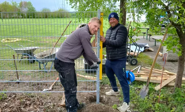 Martin Kratzer (links) und Vorstand Christian Bayer (rechts) legten bei der Installierung des neuen Stabmattenzauns kräftig Hand an.
 | Foto: Peter Heider