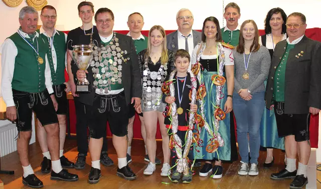 von links: Hermann Abele, Siggi Albrecht, Sara Büchele, Daniel Nistler, Günter Hartman, Lara Volk, Reinhold Amling, Fabian Fischer, Nina Abele, Alois Hindelang, Jacky Miller, Angelika Hindelang, Artur Nistler

 | Foto: Brigitte Albrecht