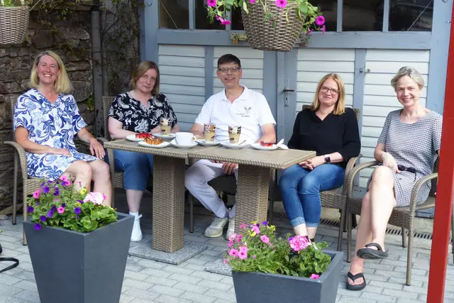 Der Bäckermeister Michael Bienhaus fragt seine Gäste, ob sie mit dem Angebot zufrieden sind. Von links: Susanne Melzer, Sabine Mankel, Michael Bienhaus, Dorothé Feisel und Christina Schmitt.