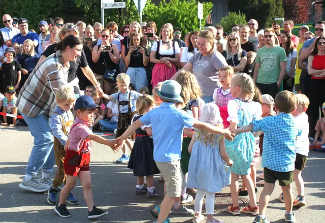 Mit großer Begeisterung führten die Kinder ihre Maitänze dem großen Publikum vor  | Foto: Peter Heider