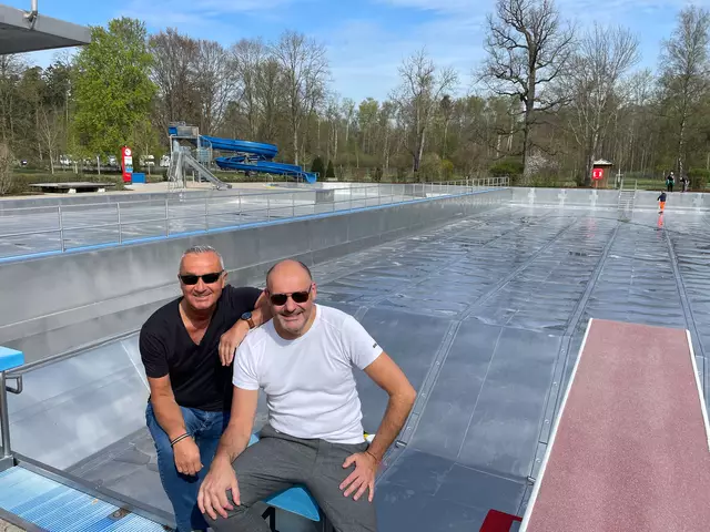  Oberbürgermeister Gerhard Jauernig (links) und Stadtwerke-Vorstand Lothar Böck freuen sich auf die neue Badesaison im Waldbad. Am 11. Mai geht es los. | Foto: Michael Lindner/ Stadt Günzburg