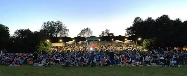 Unter freiem Himmel: der beliebte Königsbrunner Kinosommer im Hans-Wenninger-Stadion | Foto: Tanja Zimmermann