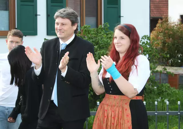 Die Vorsitzende der Erlinger Schützen Nadja Fischer (rechts) und Bürgermeister Michael Higl (links) waren sichtlich begeistert von den Tanzvorführungen der Kinder | Foto: Peter Heider