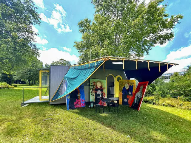  Der renommierte Messerschnitt-Künstler Hans Lankes zieht für zwei Monate in den Turniergarten ein – mit seinem mobilen Atelier mitten in Günzburg! | Foto: Severin Benedikt Pfaud
