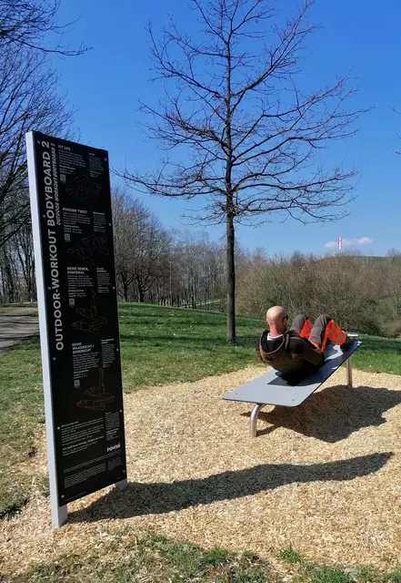 Rund um die Ulrichshöhe, im Sport- und Freizeitpark West, ist seit kurzem ein neuer Bürger-Aktiv-Parcours zu finden. | Foto: Städtischer Betriebshof Königsbrunn