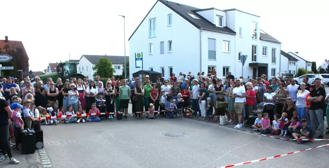 Unter dem Erlinger Maibaum versammelten sich viele Festbesucher, um die Aufführungen der Kindergartenkinder zu verfolgen | Foto: Peter Heider