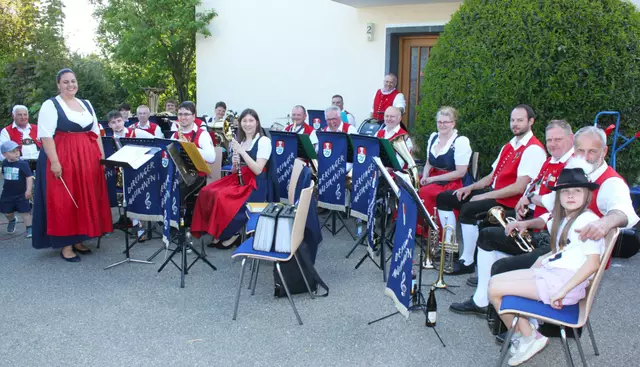 Nach den Tanzvorführungen sorgten die "Erlinger Musikant'n" beim Fest im ehema-ligen Schulhof für gute Stimmung.  | Foto: Peter Heider