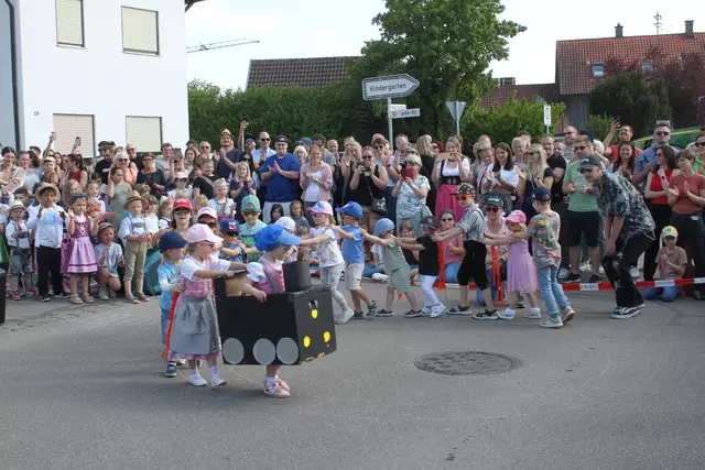 Heftigen Applaus ernteten die Kindergartenkinder und deren Betreuerinnen für ihre Aufführungen  | Foto: Peter Heider