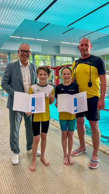 Michael Wörle, Erster Bürgermeister, zeichnete die jungen Schwimmer Maxim Gurko und Romy-Sofia Dukarm vom TSV 1909 Gersthofen im Beisein des Trainers Reinhold Bestle mit der bronzenen Anstecknadel der Stadt Gersthofen aus. | Foto: TSV Gersthofen