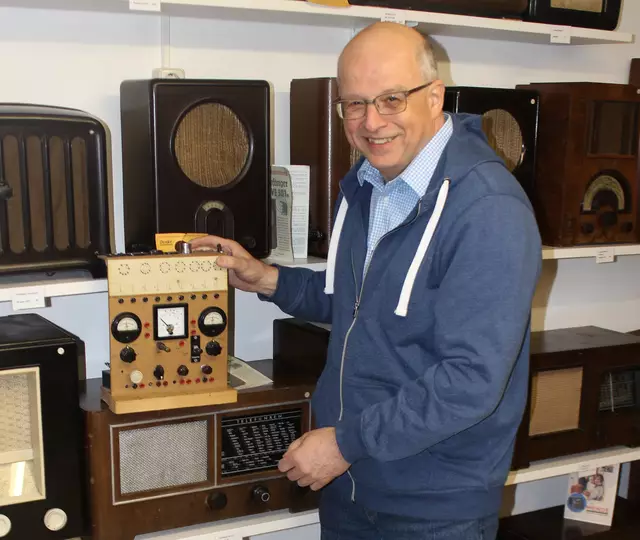 Franz Bauer hält den Vortrag über "Grundig". Hier präsentiert er eine tolle Sachspende von H. Zeitelhack. Zeitelhack hat dieses Röhrenprüfgerät selbstgebaut, und kostenlos dem Radio- und Telefonmuseum überlassen hat.