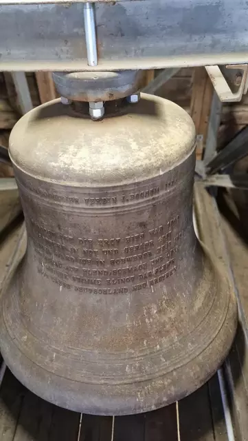 Inschrift - mittlere Glocke
GEG.V.BOCHUMER VEREIN i. BOCHUM 1920

GEGOSSEN IST DIE ERST HIER WAR 1506
GEOPFERT IN NOT UND GEFAHR 1917
GEGOSSEN WARD ICH IN SCHWERER ZEIT 1920
ICH SCHAU AUF ELEND, SCHMACH UND LEID
IN MEINER STIMME KLINGE DAS FLEH`N
GOTT LASSE DEUTSCHLAND NEU ERSTEH`N !
