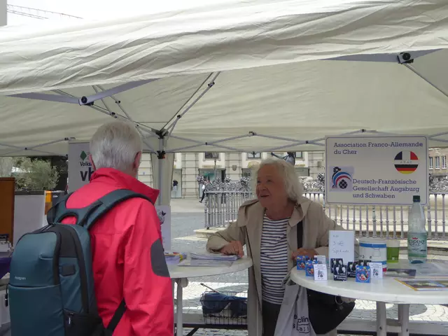 Vorstandsmitglied Theresia Kern mit Interessenten am DFG Stand beim Europatag | Foto: alle Maria Gebhard und 1 Foto Klaus Hopp