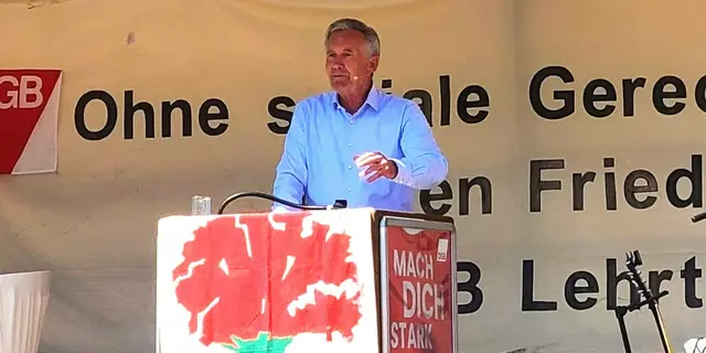 Ex-Bundespräsident Christian Wulff ist Hauptredner bei der DGB Maikundgebung in Lehrte. Wulff hält eine begeisternde Rede für die Menschlichkeit. | Foto: DGB Lehrte