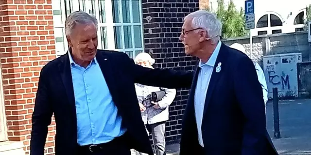 Reinhard Nold vom DGB begrüßt Christian Wulff bei der Ankunft auf dem Rathausplatz. 