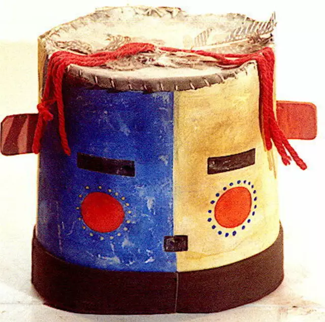 Vater Sonne und Mutter Nacht ist auch der symbolische Bedeutungsgehalt dieser Maske der benachbarten Hopi-indianer.
Maske und Foto aus dem internationalen Maskenmuseum Diedorf