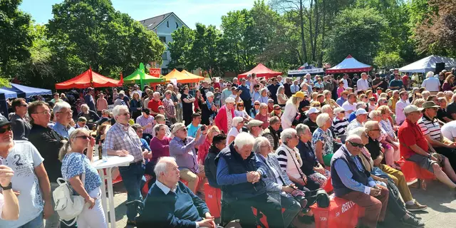 Über 700 Teilnehmende füllen den Rathausplatz  | Foto: DGB Lehrte
