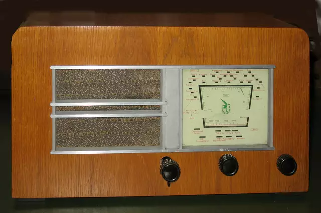 Das ist der Orginal Heinzelmann, den Grundig als Bausatz im Frühjahr 1947 anbot, er unterlief somit das allierte  Verbot zur Herstellung von Rundfunkgeräten.