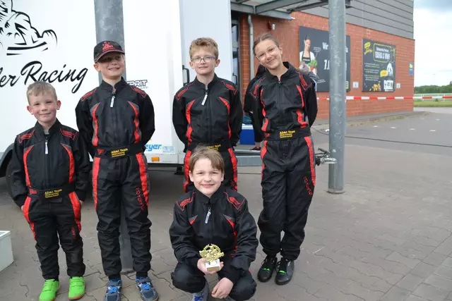 Emil Lawin (raufgeschummelt, jetzt kann er endlich lächeln), Samuel, Niklas, Charlotte und Liam