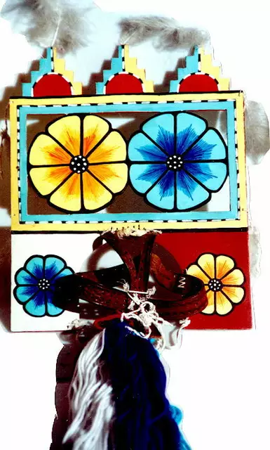 Die Mädchen der Hopi-indianer müssen eine ähnliche Zeremonie des Selbstvergessens zur  Initiation über sich ergehen lassen. Mit bunten "Butterfly"- Bretthauben müssen sie tagelang unbeweglich verharren ohne etwas sagen zu dürfen.
Kopfaufsatz und Foto aus dem internationalen Maskenmuseum Diedorf