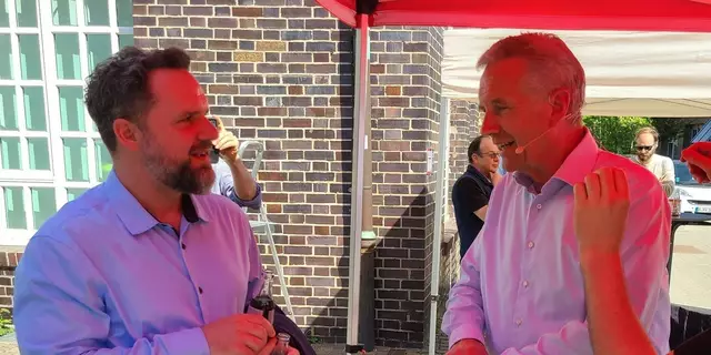 Kai Eisenblätter (Betriebsratsvorsitzender MTU Maintenance GmbH Hannover) im Gespräch mit Christian Wulff | Foto: DGB Lehrte