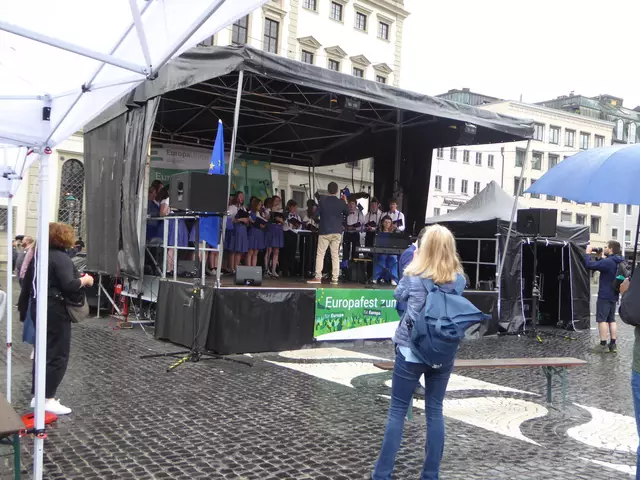 Blick auf die Bühne auf dem Rathausplatz in Augsburg | Foto: alle Maria Gebhard und 1 Foto Klaus Hopp