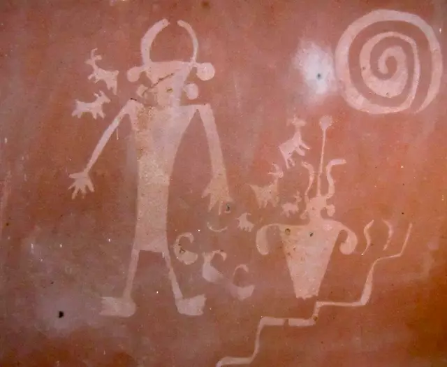 im Canyon Huego Tanks nicht weit vom Mescalero-Reservat finden sich Felsritzungen von Maskentänzen und Göttersymbole  wie die Sonnenspirale