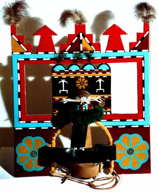 Die Mädchen der Hopi-indianer müssen eine ähnliche Zeremonie des Selbstvergessens zur  Initiation über sich ergehen lassen. Mit bunten "Butterfly"- Bretthauben müssen sie tagelang unbeweglich verharren ohne etwas sagen zu dürfen.
Kopfaufsatz und Foto aus dem internationalen Maskenmuseum Diedorf