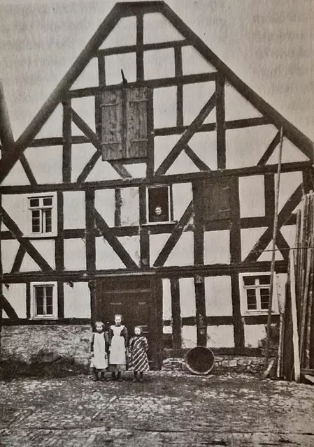 "Ammes Haus" Mittelstrasse 24 in Hatzfeld 
Foto von Eisenacher Wanderfotografen Thurau um 1900
