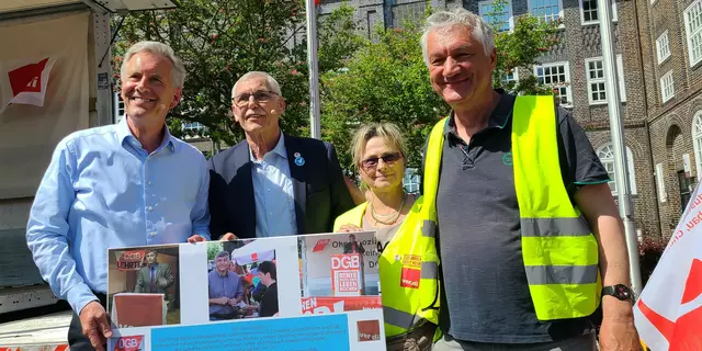 Reinhard Nold (2. von Links) erhielt eine Bilder-Collage als Dank für seine 25 Jahre lange Organisation des Lehrter DGB Maifestes. Martina Buchheim und Dirk Kühn, beide stellv. Vorsitzende des ver.di Ortsvereins Lehrte/Sehnde, überreichten die Collage - Christian Wulff gratulierte.  | Foto: DGB Lehrte