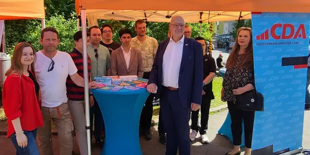 Bürgermeister Frank Prüße nach seiner Rede am Stand der CDA/CDU | Foto: DGB Lehrte