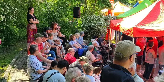 etliche Teilnehmende suchen bei sonnigem Wetter schattige Ecken auf dem Rathausplatz | Foto: DGB Lehrte