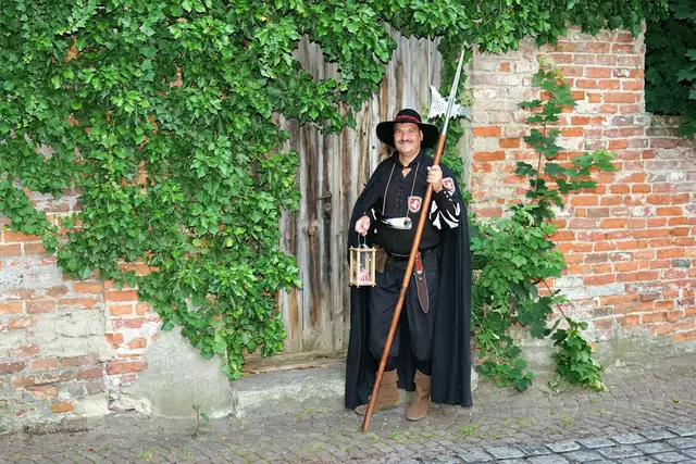 Nachtwächter Franz Guitmann führt wieder durch die Aichacher Altstadt.  | Foto: Franz Achter