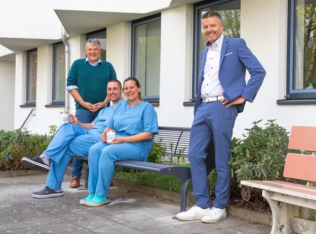 Bernd Müller, der Vorsitzende des Fördervereins der Wertachklinik Bobingen (li) und Klinikvorstand Martin Gösele (re) besichtigten gemeinsam die neuen Sitzbänke im Patientengarten und trafen dort zufällig Brigitte Lauter, die Leiterin der Anästhesie-Pflege, und Florian Gruber, den Leiter der OP-Pflege, in deren Pause. Nach dem Probesitzen waren sich alle einig: Die neuen Bänke sind bequemer. Und sie bedankten sich bei den Mitgliedern und Spendern des Fördervereins, der die Anschaffung der neuen Bänke mit einer Spende in Höhe von insgesamt 8000 Euro ermöglicht hat. | Foto: Doris Wiedemann