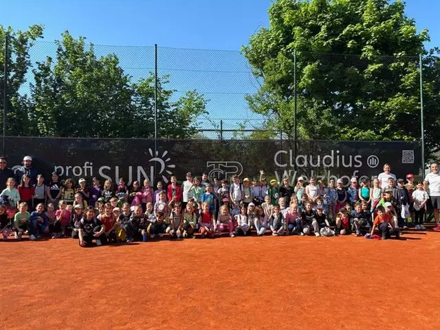 100 begeisterte Kinder schnuppern Tennisluft