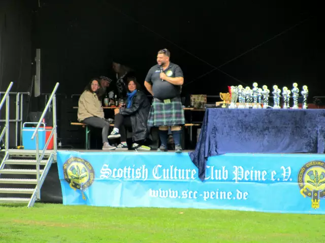 Pokale gab es vom Scottish Culture Club auf der Hauptbühne